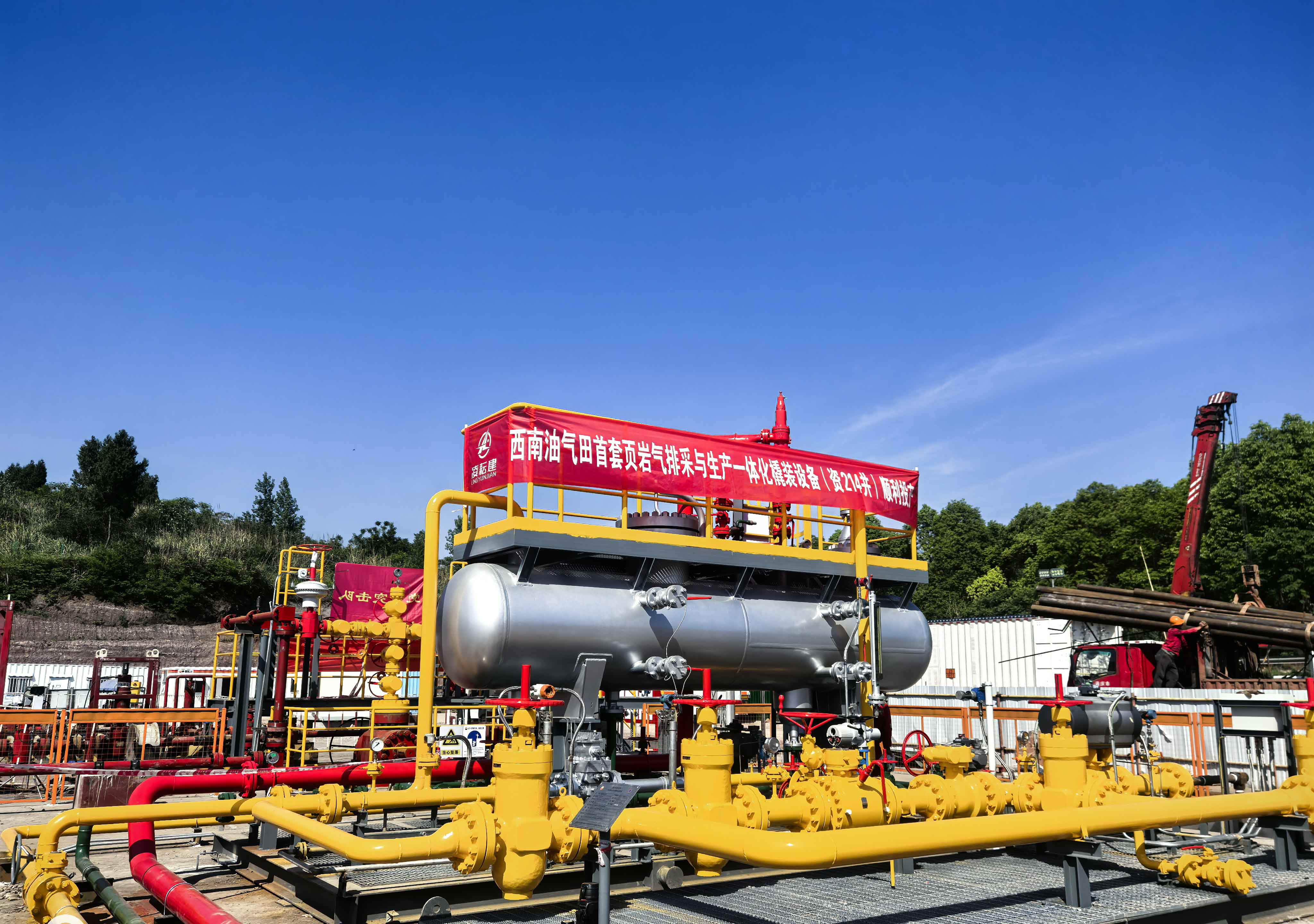 公司首套页岩气排采与生产一体化橇装设备资214井